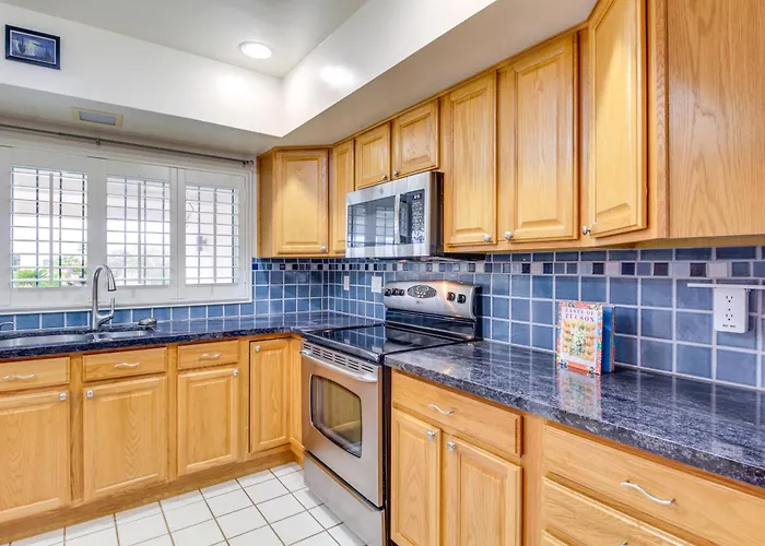 Townhome W/ Shared Pool In 55 + Community! Holiday home *